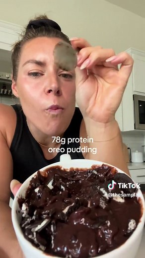 10 MINUTE CHOCOLATE OREO PUDDING with 78G PROTEIN! INGREDIENTS: 2 cups milk (I used low fat) 2 scoops chocolate whey protein 1 packet sf jello chocolate pudding mix 3 oreo thins INSTRUCTIONS: 1. combine all ingredients and whisk for 2 minutes 2. let sit in the fridge for 8-10 minutes 3. add crushed oreos and enjoy 4. makes 2 servings #healthyliving #highprotein #healthyrecipes #mealprep #healthydessert