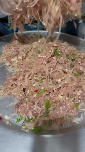 Nem chua Yên Mạc (Ninh Bình) là đặc sản nổi tiếng mang hương vị truyền thống khó quên. Nem được làm từ thịt nạc tươi giã nhuyễn hòa cùng bì luộc chín thái mỏng, trộn với thính gạo rang vàng, tỏi thơm và hạt tiêu cay nhẹ. Tất cả được gói khéo léo trong lá chuối xanh, ủ vài ngày cho lên men tự nhiên, tạo nên vị chua thanh, ngọt dịu và thơm nức – một món ngon đậm đà hồn quê Ninh Bình. | Đỗ Thị Hà