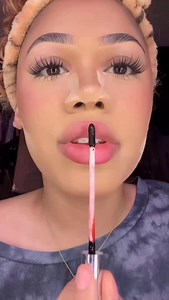 324K views · 66 reactions | Sheglam Contorno Labial Peel Off Lip Liner Fall In Line Durante a data dupla, há ofertas incríveis no @mercadolivre trazendo preços reduzidos, frete rápido e uma variedade enorme de produtos para você garantir tudo o que precisa gastando bem menos Id do produto: XWIIWZ-9VSX #DataDupla #MercadoLivre #tiktokmake #lipstick #hackstips | Poluka | Facebook