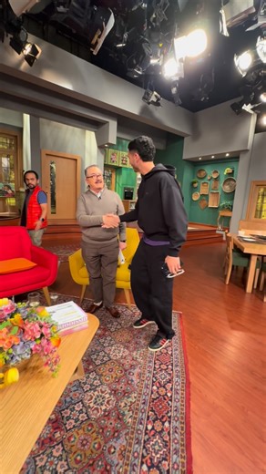 Ventaneando on Instagram: "¡Así fue la llegada de @alejandrospeitzer al foro! 😎🌟 Carisma, estilo y una gran sonrisa para saludar al equipo de Ventaneando. 🙌🏼 . #ventaneando #pedrosola #patichapoy #alejandrospeitzer #aztecauno"