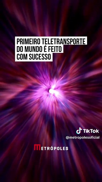 Embora a computação quântica ainda pareça algo #futurista, seus avanços têm impacto crescente no presente e no futuro. Um marco nessa área foi alcançado por #pesquisadores do Departamento de Física da Universidade de Oxford, no Reino Unido. Eles realizaram a primeira demonstração de computação quântica distribuída: o primeiro #teletransporte do #mundo. Utilizando uma interface de rede fotônica, os pesquisadores interligaram dois processadores quânticos independentes, criando um sistema unificado