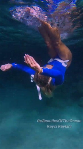 she is doing all her moves underwater #underwater #flexibility #yoga #freediving #swimming