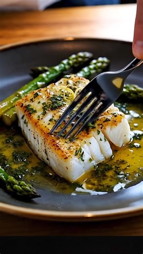 Elegant Herb Butter Cod 🐟 Protein 24g This recipe turns a simple white fish into a 5-star restaurant meal. Thick, flaky cod loins are pan-seared to golden perfection and then basted in a rich, garlicky herb butter sauce. The fish is so tender it literally melts in your mouth, and the sauce is perfect for dipping crusty bread or spooning over veggies. 📝 Ingredients: 🍋 ✦ 4 thick-cut Cod loins (or Halibut) ✦ 2 tbsp Olive oil ✦ 4 tbsp Unsalted butter ✦ 3 cloves Garlic, minced ✦ 1/2 Lemon, juiced 