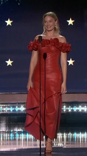 Margot Robbie presented America Ferrera with the 2024 #criticschoice SeeHer Award. A beautiful introduction followed by a beautiful acceptance speech. Congratulations again America! 🏆 #criticschoiceawards #americaferrera #margotrobbie #SeeHer