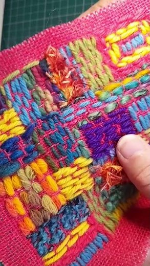 Simple stitches on Hessian for complete beginners ‪@artfiberstitch‬