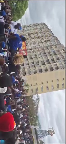 "Frelimo, fora!!!" canta o povo em Maputo Maputo (Canalmoz) - A cidade de Maputo está com as ruas condicionadas com a passagem da manifestação pacífica da Renamo e seu cabeça de lista Venâncio Mondlane. Jovens, crianças e adultos saíram a rua para protestar contra a falsa vitória atribuída ao partido Frelimo. A presença do povo, nas ruas é inequívoca. | CanalMoz