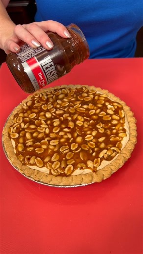 Snickers pie is easy & yummy! #snickers #candy #chocolate #desserts | Kyle & Mistie Knight