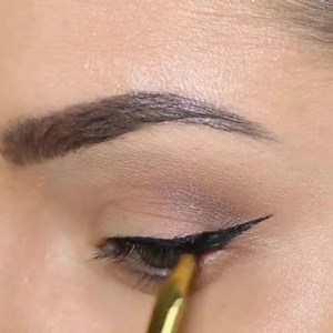 Mini eyeliner tutorial with @tartecosmetics clay paint eyeliner, @jouercosmetics essential eyeshadow palette and @artemeslashes in sweet jungle ✨ | Chloe Morello