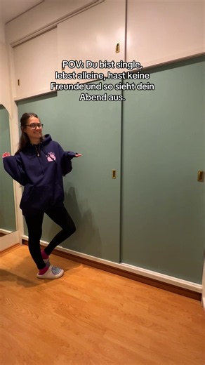 Part 6 meines Home-Verschönerungsprojekts: Kleiderschrank streichen 🎨 Heute wurden endlich die ganzen Innenelemente und Regale eingebaut und der der Kleiderschrank sieht wirklich genauso aus, wie ich ihn mir vorgestellt habe 🥹 Es fehlen zwar noch ein paar Kleinigkeiten wie der Spiegel gehört aufgehängt, das Licht und die neuen Lichtschalter, aber alleine die helleren Farben machen den ganzen Raum schon so viel gemütlicher, größer und weniger erdrückend 🥰❤️ ••• #homeproject #alleineleben #real