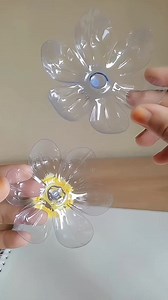 4.1K reactions · 429 shares | Membuat bunga dari botol plastik, mudah dan menyenangkan. Tutorial ini cocok untuk kamu yang ingin berkreasi dan peduli lingkungan. | Zasmia Beloved | Facebook