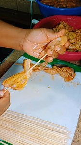 Acompáñame a adobar está carne para un parrilla 🤤 Quien se identifica con este audio ? Los ingredientes que utilizo para adobar son : Cebolla , cebollín , pimentón, Apio, Ajo y cilantro , Todo bien picado lo llevo a la licuadora o a un procesador con Salsa de Soya y mostaza Luego agrego condimentos como : Paprika , pimienta, curry, comino , óregano y Sal al gusto 😊 Audio original de : @RebecaRuiz.. | lilicocina