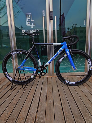 엔진11 크릿디 & 언노운 UG55 카본휠셋 구성 ➡️ (엔비데칼) 구매문의 010-8511-9544 [부산 자전거 매장 펀바이크] 엔진11,언노운,폴로앤바이크,콘스탄틴,비앙키, 쓰나미.리더,도스노벤타,치넬리,벡터 등 부산 픽시자전거 취급점 입니다. (오시는 길) 부산 진구 가야대로 411 스마트 아파트상가 1층 펀바이크 [개금역 4번출구에서 주례방향280미터, 매장 앞 주차 가능] ☆ 제품 문의 010-8511-9544 ☆ 영업시간 AM 11:00 ~ PM 20:00 ☆ 매주 수요일 휴무 ​# 블로그주소 https://m.blog.naver.com/jojodio 휴무날 또는 기타 부재 중일 때 네이버 톡톡, 인스타그램 DM 주시면 확인하는대로 답변드리겠습니다^^* #엔진11 #엔진11크릿디 #펀바 #데칼 #픽시