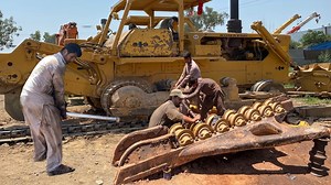 11K views · 195 reactions | Caterpillar Dozer Track Adjuster Replacement // Caterpillar Dozer D8K | Restoration King | Facebook