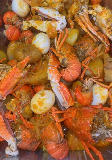 Fresh from the beach to the pot 🦞 Liberia does it best 🇱🇷 #LiberiaLife #BeachDayLiberia #SeafoodBoil #MonroviaVibes #explorepage #foryou #lineriatiktok