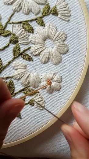 Beginner friendly Daisies embroidery💛 #embroidery #tutorial #diy #handmade #craft #stitch #art