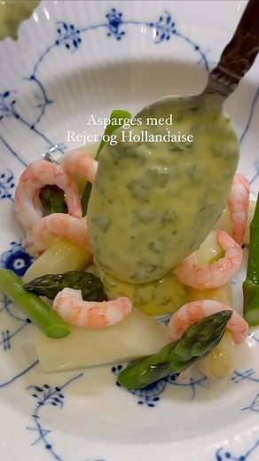 Umut Sakarya-Havshøj on Instagram: "Asparges med rejer og ramsløgshollandaise 🦐👨🏻‍🍳🇩🇰🇬🇱 Sidste opskrift med ramsløg for i år! Værsgo og tak for tålmodigheden. 💾 Gem opskriften og del den med dine venner og familie. 🎥 Som altid kan du finde en længere video med små tips og tricks på min YouTube-kanal, hvor du kan fordybe dig i madlavningen. Husk at abonnere, det er gratis. Ingredienser - 8 hvide asparges - 8 grønne asparges - Vand - 2 tsk. salt - 2 tsk. sukker 200 g Håndpillede søkogte 
