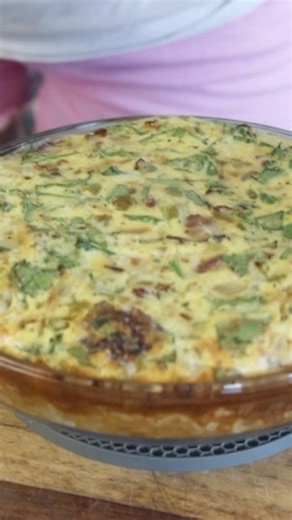 This crustless quiche is a perfect high protein breakfast option ❤️ ➡️ Comment “link” or “recipe” for full printable recipe Facebook click here: https://www.homemadefoodjunkie.com/crustless-spinach-quiche/ ✨INGREDIENTS ✨ * 2 Cups chopped spinach * 1/2 Lb. diced bacon * 7 eggs * 1 Cup low fat milk * 1 Cup nonfat Greek yogurt * 1 1/2 Cup shredded Cheese-(cheddar, pepper jack, Havarti or smoked gouda will all work) * 1/2 Cup finely diced fresh pepper of your choice * 1/2 Cup diced onion * 2 cloves 