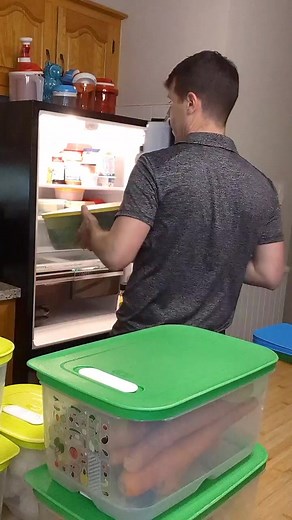 Chuuuuuuuu tannnnnnnééééééé! Yes, comme tout le monde je ne suis pas différent. Quand j'arrive de l'épicerie j'ai juste le gout de tout pitcher ça dans le fond du frigo, congélo et garde-manger. Cette habitude de preper mes fruits et mes légumes m'ont permis d'économie depuis 7 ans. Je te laisse te convaincre en écoutant la vidéo. | Jean-Philippe Jacques Pro