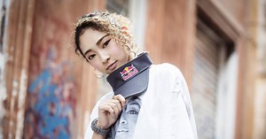 来自日本的Kyoka，是位出众的Hip-Hop舞者。她八岁起开始练舞，透过舞蹈发展自信心，至今，在全球舞台上发光。