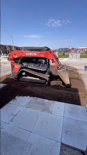 #kubota #skidsteer #grading #topsoil #finesse #skills #wow #grade #landscaping #dirtwork #artist