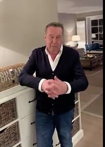 Liebe Freunde, seit heute steht fest, dass die wunderbare Judith Rakers meine Co-Moderatorin beim Semper Opernball 2020 sein wird. Ich freue mich sehr auf das Kennenlernen und die Zusammenarbeit mit ihr. Das Video habe ich für die zugehörige Pressekonferenz in Dresden aufgenommen, die heute für diese Bekanntgabe stattgefunden hat. Entsprechend nutze ich diese Gelegenheit ebenfalls sehr gerne, um mich bei Euch allen für die vielen, herzlichen Genesungswünsche zu bedanken. Wie Ihr nun sehen und hö