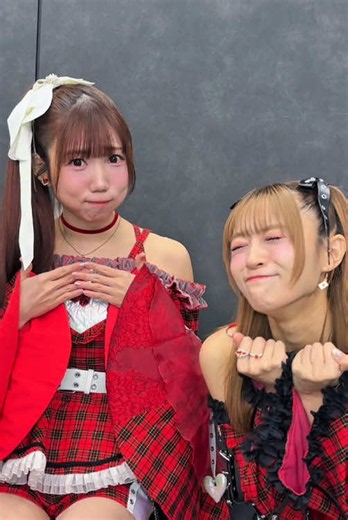 握手会は多分こんな感じ…💭 オタクの話ぜーーんぶちゃんと聞いてるよ♡(たぶん) @若井友希(友希) @さきさまんじゅう a.k.a 山北早紀 #i#i_Risi_ris14周年横アリまで 45日