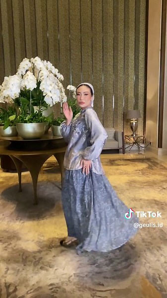 Bersama Queen Ayu Dewi: Menjadi Model Majalah Vogue Challenge