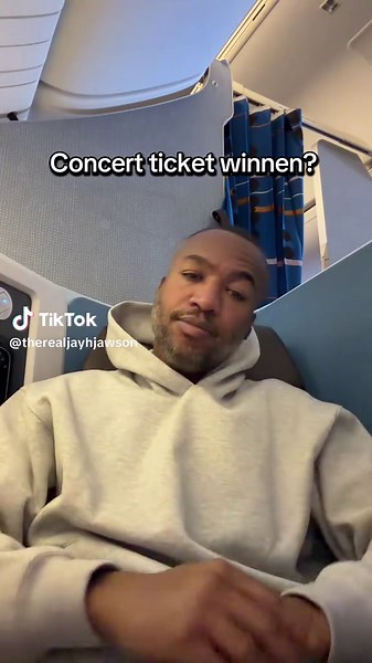 Waar ga ik naartoe? Degene die het goed raadt (in de comments) is alvast verzekerd van een kaartje voor mijn concert in 2026. #controlando #out #this #friday