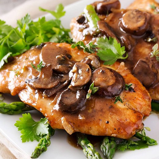 This easy Chicken Marsala can be on your table in 30 minutes... perfect for a busy weeknight! Get the full recipe here ==> http://www.thechunkychef.com/easy-chicken-marsala/ | The Chunky Chef