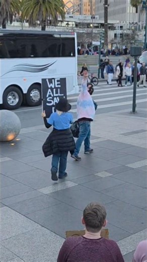 Nazi shows up at an anti-ICE protest and gives the heil hitler salute