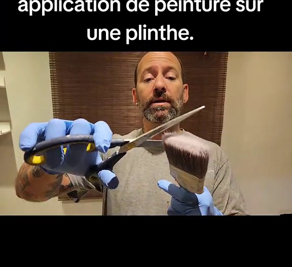 Application de peinture sur une plinthe DIY