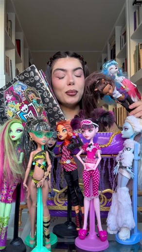 Mi colección de monster high⭐️ @MattelCreations #monsterhigh #monsterhighcollection #monsterhighdolls #muñecasmonsterhighespaña #coleccionmonsterhigh [Monster High, colección Monster High, muñecas Monster High, dolls Monster High, estética gótica, muñecas góticas, estética alternativa, nostalgia Y2K, juguetes nostalgia, muñecas de colección, doll collector, spooky cute, dark coquette, cultura pop, muñecas icónicas, infancia nostalgia, coleccionismo, estética alt, juguetes virales, colección doll