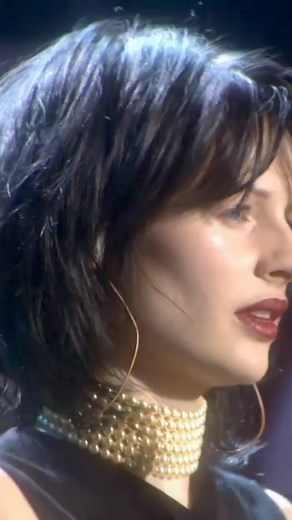 Amy Belle, a Scottish singer with Rod Stewart at the Royal Albert Hall in 2004 on “I Don’t Want To Talk About It” a song written by American guitarist Danny Whitten and first recorded by American rock band Crazy Horse in 1971. It was Whitten’s signature tune, but gained more fame via cover version by Rod Stewart in 1977. | Words