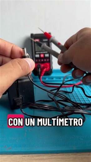 Cómo verificar si un cargador está funcionando o no, con un multímetro