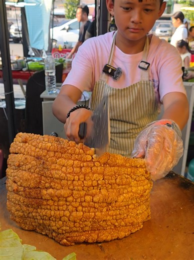 ถูกหวยว่ายากแล้ว ได้ลูกรู้จักทำรู้จักคิดยากกว่า‼️เชฟตัวน้อย โชว์ลีลาผัดกะเพราหมูกรอบ🔥 ยิ้มแย้มแจ่มใสแบบนี้ชอบมาก🥰 @เชฟทัน เจ้าพ่อหมูกรอบ #ร้านกะเพราหมูรอบโลก #ตลาดร่มไทร #รีวิวของกินนทบุรี #กะเพราหมูกรอบ #StreetfoodThai ร้านกะเพราหมูรอบโลก ที่ ตลาดร่มไทร ปากเกร็ด-ติวานนท์ หมู่ 8 ถ. ติวานนท์ ตำบลบางพูด อำเภอปากเกร็ด นนทบุรี วันอังคารและพุธ เวลา 16.00น.เป็นต้นไปค่ะ