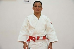 Judoca Felipe Kitadai se aposenta das competições e recebe faixa coral da CBJ