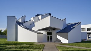 #VDMHomeStories The main building of the Vitra Design Museum was designed by Frank Gehry as his first project in Europe and opened its doors to the public in 1989. In this digital tour with museum director Mateo Kries, learn more about its architecture, the stylistic concept of “Deconstructivism” and the place the building holds in Gehry’s oeuvre. More: https://www.design-museum.de/en/information/vitra-campus.html Photo: Norbert Miguletz | Vitra Design Museum