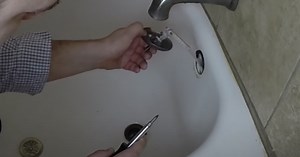 Unclog Your Bathtub Drain In Only 5 Minutes Using This Nifty Trick