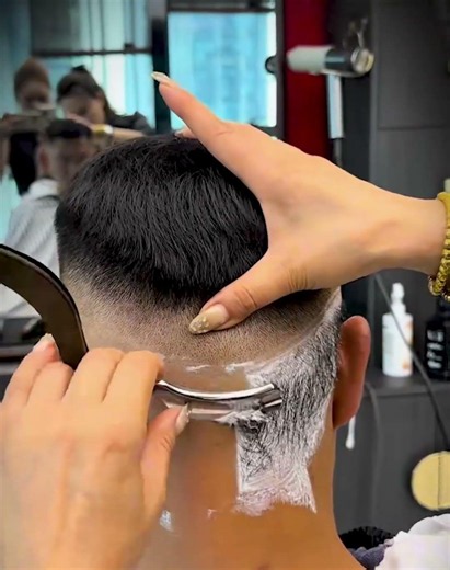 💈HEAD SHAVING & Besides straight razors, I'm also skilled at using curved razors!