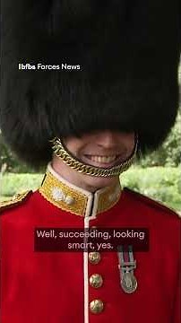 King presents new Colours to Grenadier Guards💂