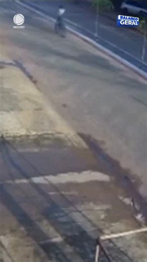 Um homem foi preso após confessar que matou a sobrinha de 14 anos, desaparecida após sair da casa da avó em Goiás. A adolescente disse que iria até a residência da tia, foi vista andando de bicicleta, mas não chegou ao destino. Segundo a polícia, o tio afirmou que matou a menina e enterrou o corpo no quintal 👉 Assista à reportagem completa do #BalançoGeral em R7.com/balancogeralmanha | Balanço Geral