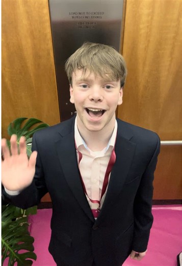 Whose got the ultimate elevator pitch? We challenged students to give it a go in our real life elevator 👀 Like this video to vote for Hugh! #DiscoveringLinklaters
