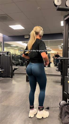 If you are working out a lot but aren’t building muscle, you probably aren’t eating enough. Food is even more important than the workouts, since you won’t be getting any gains without it 🤍 I focus on eating big high-protein meals 3-5 times per day. You should aim for 2 grams of protein per kg/bodyweight per day!! (My plates are huge so the portions looks smaller in the video, I eat a lot) @DFYNE code ELLIE 🫶🏼 #dfyne #girlswholift #glutegrowth #gymtok #whatieatinaday