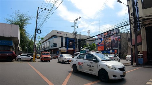 What is it like walking through Old Cebu City?