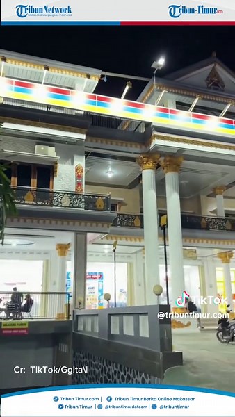 Penampakan Indomaret Rasa Istana di Pangkalan Bun, Ada Rooftop dan Lift Mewah TRIBUN TIMUR.COM – Gerai Indomaret di Pangkalan Bun, Kabupaten Kotawaringin Barat, Kalimantan Tengah, viral di media sosial karena desain bangunan tak biasa, tampil megah bak rumah orang kaya. Lokasi berada di Jalan Iskandar, Kelurahan Madurejo, Kecamatan Arut Selatan, tepat di depan Masjid Al-Mukarrom. Tampilan luar langsung mencuri perhatian dengan arsitektur kokoh dan ukiran warna emas. Dikutip tribuntimur.com dari 