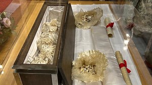 Les ossements de Sainte-Gertrude exposés au public dans la Collégiale de Nivelles - RTBF Actus