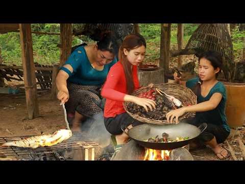 Cooking snail spicy & Grilled big fish with spice for lunch of survival