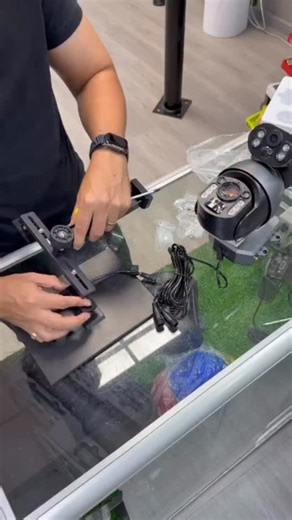 LINTERNAS Y REFLECTORES SOLARES 🔋☀️ on Instagram: "Instalar tu cámara no tiene que ser complicado 👀🔒 En este Reel te mostramos paso a paso cómo montar correctamente este modelo con doble panel solar, diseñado para trabajar 24/7 sin depender de cables ni tomacorrientes. ¿Por qué este tipo de cámara sí vale la pena? – Funciona con energía solar, ideal para exteriores – Dos lentes independientes que se mueven en distintas direcciones – Sin puntos ciegos, mayor cobertura y control total – Perfect