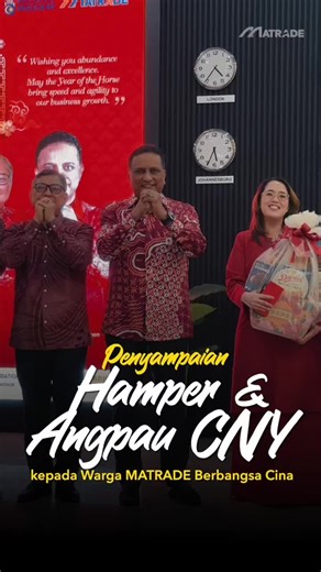 Kemeriahan sambutan Tahun Baharu Cina jelas dirasai di MATRADE apabila kita bersama-sama meraikan kepelbagaian yang menjadi kekuatan negara. Saya berkesempatan menyampaikan sumbangan angpau kepada kakitangan MATRADE yang menyambut perayaan ini sebagai tanda penghargaan dan semangat kebersamaan. Semoga nilai saling menghormati dan meraikan perbezaan terus mengukuhkan perpaduan, demi Malaysia yang lebih maju dan harmoni. Selamat Tahun Baharu Cina! Turut bersama, Encik Abu Bakar Yusof, Ketua Pegawa