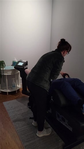 Suffering From Sciatica? 🤔 This is for you. I’m Dr. Brian of Living Well Bainbridge, and I want to help you discover if spinal decompression therapy is the answer to your sciatic pain. This isn't just a quick fix. It's about understanding the long-term benefits of real, consistent care. What Is Sciatica? Sciatica occurs when the sciatic nerve gets pinched or irritated. This can cause pain, tingling, or numbness that travels down your leg, making it uncomfortable to sit, stand, or move. This mon